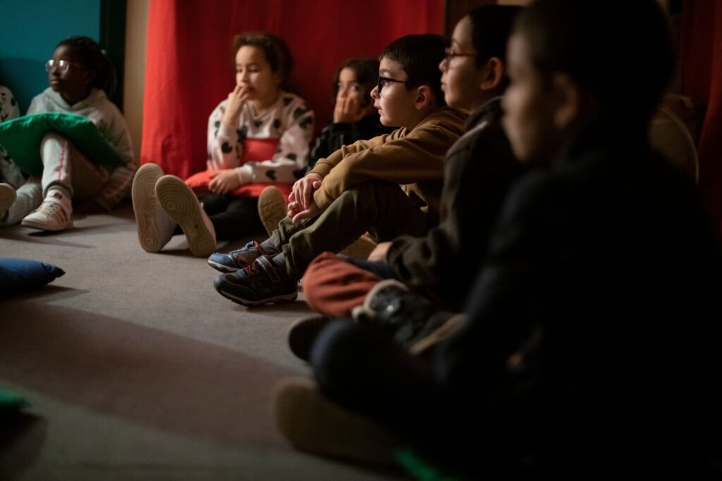 Enfants écoute une histoire